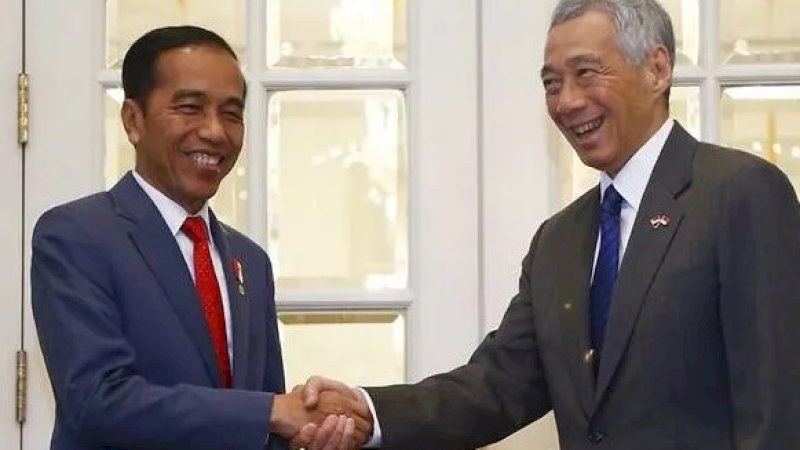 Presiden Joko Widodo berjabat tangan dengan Perdana Menteri Singapura Lee Hsien Loong di Singapura pada 8 Oktober 2019. (AFP).