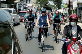 Tampil Beda, ARN Bersepeda Ambil Formulir di PAN