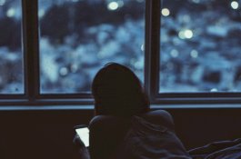 Terlalu Sering Pakai Smartphone, Gadis Ini Jadi Buta Warna