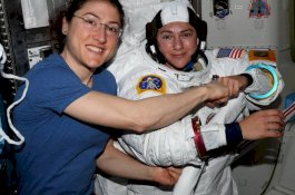 Tujuh Jam Mengitari Bumi, Dua Astronot Perempuan Ini Sempat Terima Telepon Donald Trump