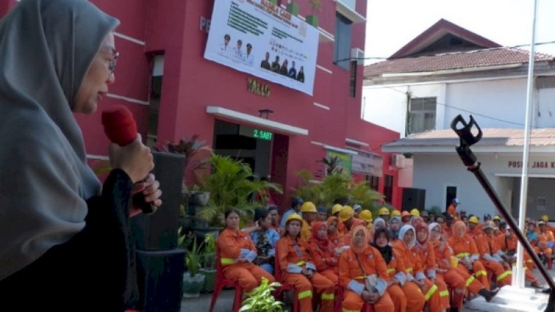 Suasana kampanye peduli lingkungan yang digelar MASIKA ICMI Orwil Sulsel di Kecamatan Tallo, Sabtu (19/10/2019).