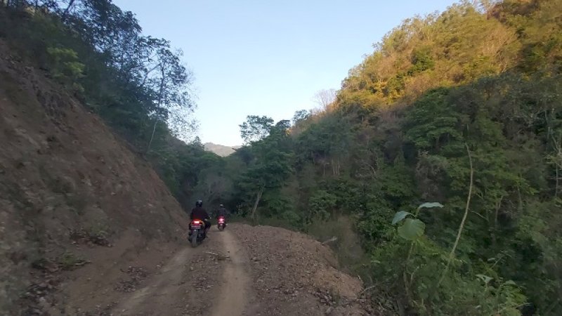 Jalanan menuju Kampung Paki'i yang luput dari perhatian pemerintah. 