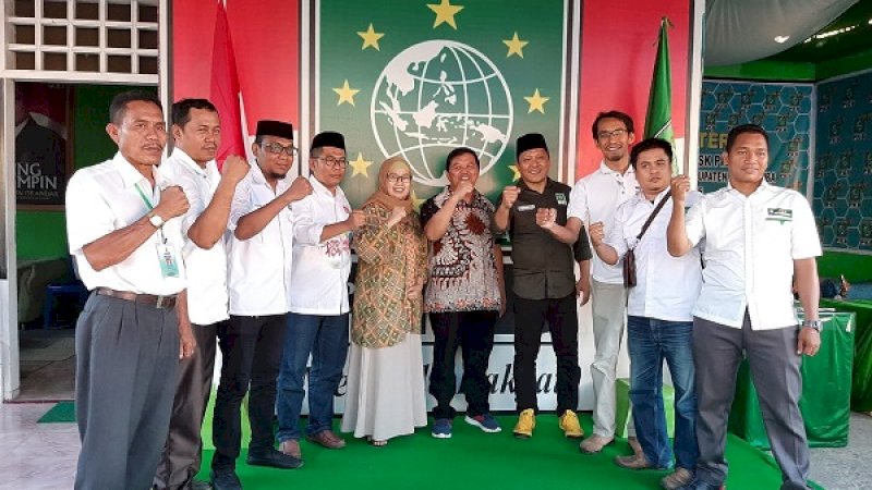 Syamsuddin Alimsyah didampingi istrinya, daftar di PKB.