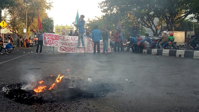 Suasana aksi demonstrasi mahasiswa Unismuh di Jl Sultan Alauddin.