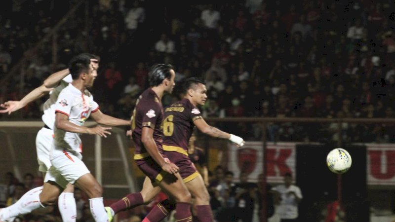 Laga PSM Makassar vs Persija Jakarta, Minggu (20/10/2019). Foto: Arfa Ramlan.