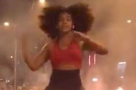 Model Ini Menari di Tengah Kerusuhan Demonstrasi di Spanyol