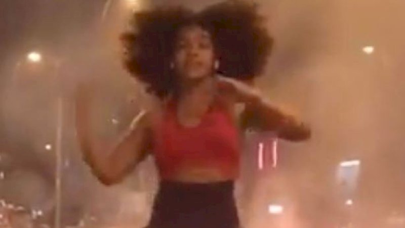 Model Ini Menari di Tengah Kerusuhan Demonstrasi di Spanyol