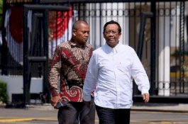 Pakai Kemeja Putih, Baru Mahfud MD yang Tiba di Istana