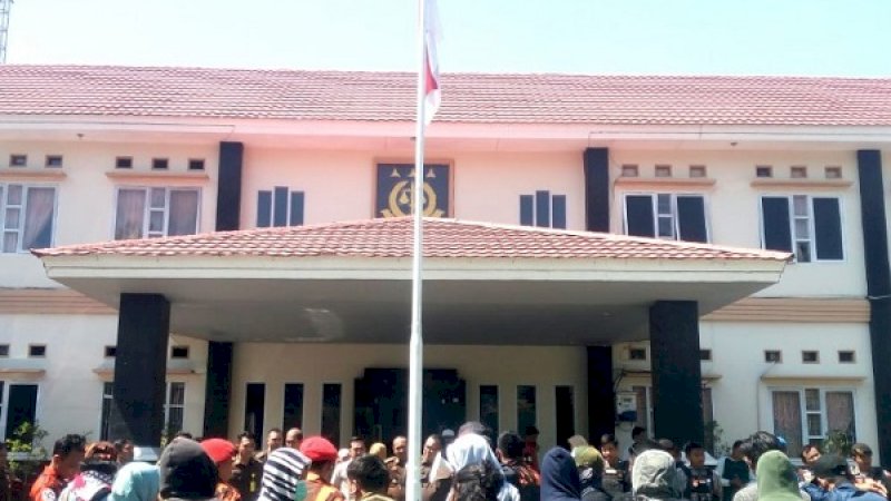 Kelompok Pemuda Pancasila mendatangi Kejari Wajo.