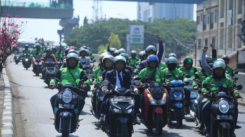 Ratusan ojek online alias ojol yang ikut mengantar Wakil Ketua DPRD Sulsel, Syaharuddin Alrif menuju Kantor DPRD Sulsel sebagai tempat digelarnya prosesi pelantikan, Senin (21/10/2019).