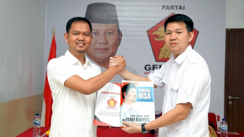 Bakal calon wali kota Makassar, Fadli Ananda (kiri), mengembalikan formulir pendaftaran calon wali kota di Sekretariat DPC Partai Gerindra Kota Makassar, Jalan Nuri, Senin (21/10/2019).