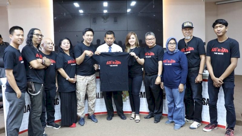 Penjabat Wali Kota Makassar, Iqbal Suhaeb, saat pertemuan dengan produser beserta kru film 'Ati Raja' di ruang Sipakalebbi, lantai 2 Kantor Wali Kota Makassar, Jalan Ahmad Yani Nomor 2 Makassar, Senin (21/10/2019).