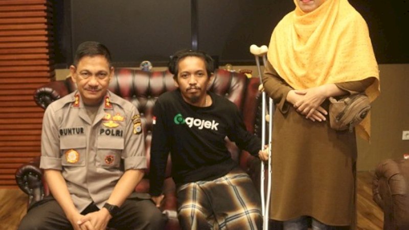 Kapolda Sulsel, Irjen Mas Guntur Laupe (kiri) bersama Irfan (tengah) dan istri.