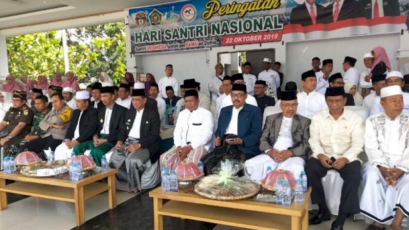 Beberapa tokoh menyaksikan defile santri pada peringatan Hari Santri Nasional 2019 di Wajo.