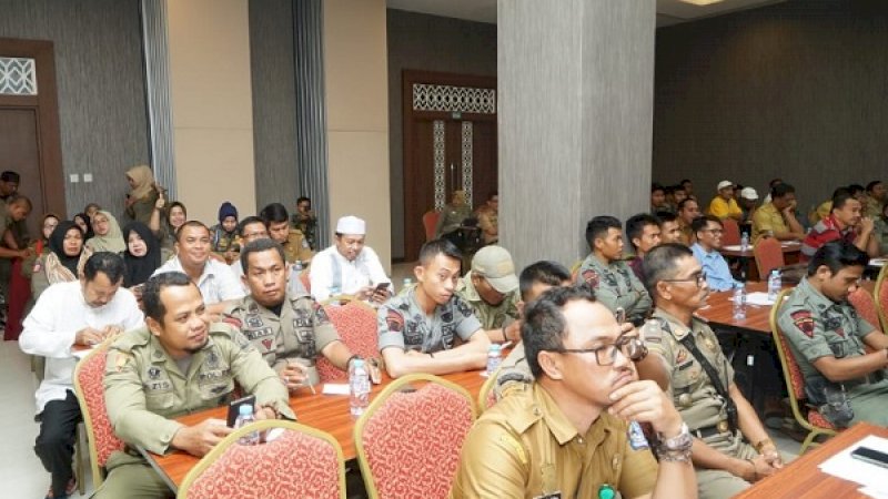 Sosialisasi Satpol PP Kabupaten Bone, memberikan pemahaman soal cukai kepada distributor dan penjual rokok di Kabupaten Bone.