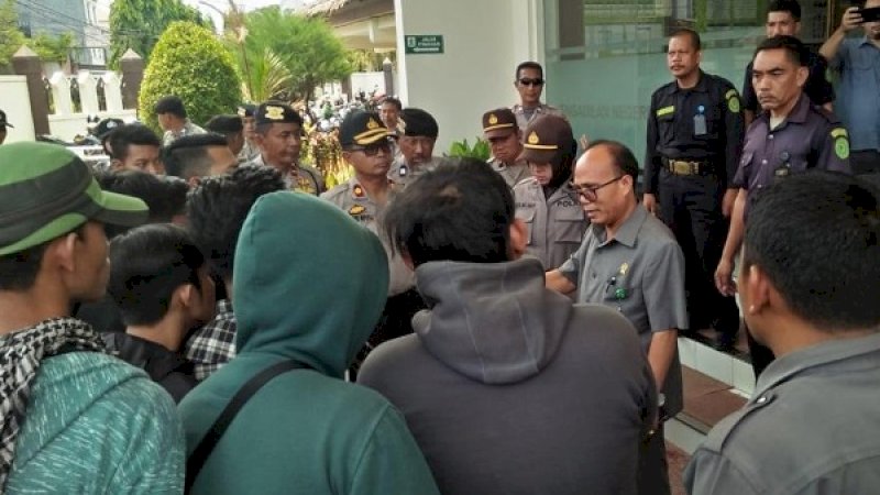 Massa dan keluarga Sitti Zulaeha Djafar, mendatangi PN Sungguminasa, meminta terdakwa Wahyu Jayadi dihukum mati.