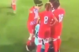 Jilbab Pemain Bola Terlepas Selama Pertandingan, Lawannya Bergegas Menutupinya