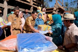 Bantuan Beras dan Mi Instan untuk Warga Tompobulu saat Karhutla