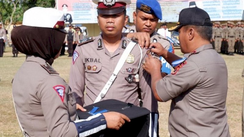 Penyematan atribut sebagai tanda dimulainya Operasi Zebra 2019 di Polres Wajo.