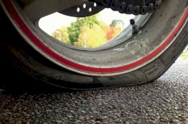 Rekannya Kena Tilang karena Tidak Pakai Helm, Pengacara Balas Kempiskan Ban Motor Polisi