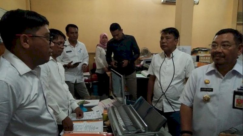 Wahab Tahir (kedua dari kanan), saat sidak di Kantor Disdik Kota Makassar.