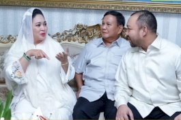 Bukan Istri, Ini Sosok yang Mendampingi Prabowo Subianto saat Dilantik Jadi Menteri
