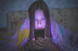 Cahaya Biru dari Smartphone Juga Berdampak Buruk Pada Otak