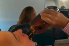 Penumpang Serentak Berdoa Saat Pesawat Mendarat Darurat, Eh Ada yang Minum Wiski