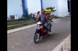 Keren, Aksi Pria Ini Naik Motor Antarkan 20 Minuman Sekaligus