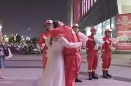 Viral! Pakai Gaun Pengantin, Wanita Ini Datang Melamar Pacar di Tempat Kerja