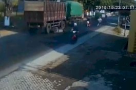 Detik-Detik Kecelakaan Mengerikan, Pengendara Nyaris Masuk Kolong Truk