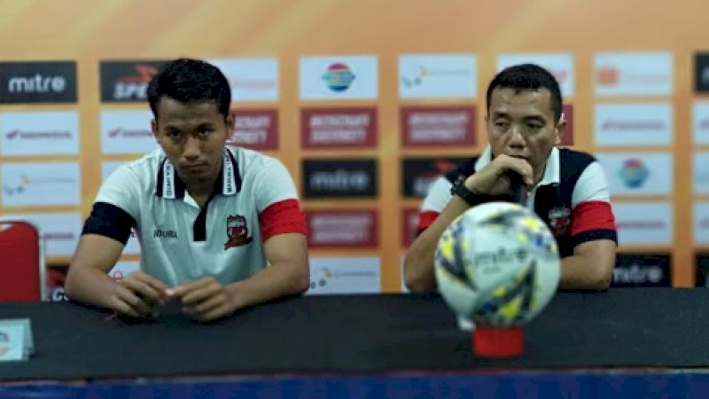 Pelatih Madura United, Rasiman (kiri)