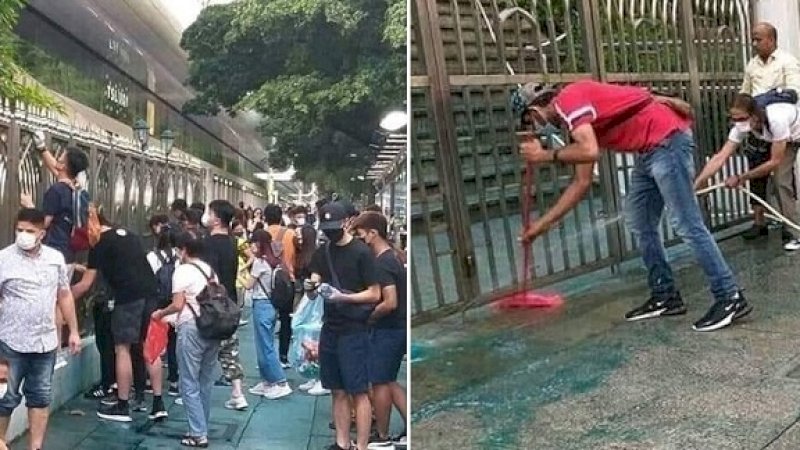 Warga membersihkan masjid di Hong Kong setelah dilempari air berwarna biru.