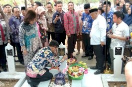 Mendarat di Makassar, SYL Langsung Ziarah ke Makam Sang Ayah dan Adiknya