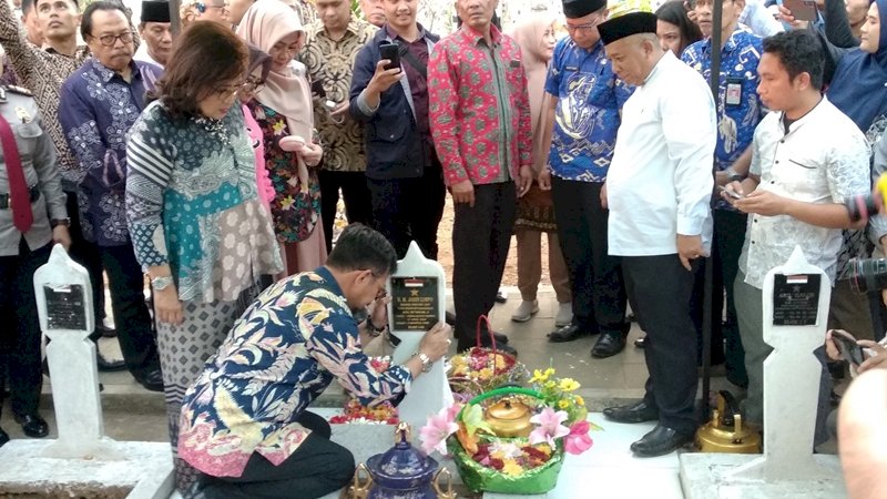 Mentan Syahrul Yasin Limpo mencium makam ayahnya, HM Yasin Limpo, (Foto/Rizal)
