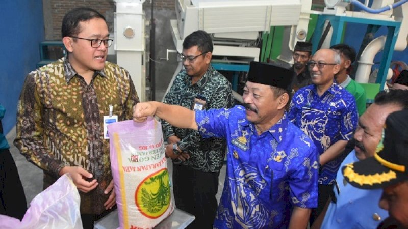 Wakil Bupati Gowa, Abd Rauf Malaganni sedang melihat beras produksi Gapoktan Bajeng.