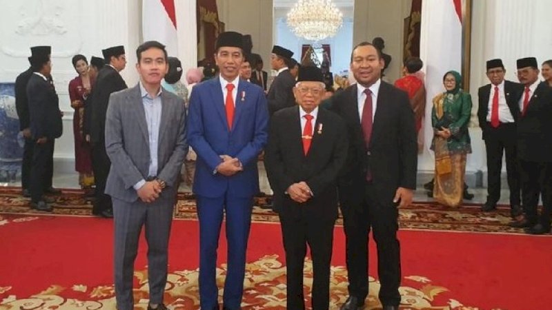 Gibran Rakabuming Raka (kiri) berfoto bersama ayahnya, Joko Widodo, KH Ma'ruf Amin dan putra Prabowo, Didit Hediprasetyo (kanan).