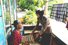 Jumat Giat Empati, Polwan Cantik Satlantas Polres Wajo Berbagi dengan Warga