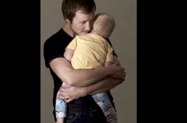 Pria Transgender Ini Melahirkan, tetapi Tak Mau Dipanggil Ibu