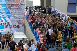 Pakai Almamater Biru, Mahasiswa Unismuh Sambut Mentan SYL