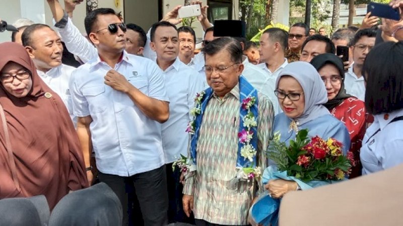 Mantan Wakil Presiden RI, Jusuf Kalla (JK) tiba di Makassar, Sabtu (26/10/2019). JK datang didampingi istri, Mufidah Jusuf Kalla.
