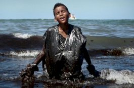 Fotonya Berlumuran Limbah Minyak Viral Sejagat Raya, Bocah ini Dimarahi Ibu