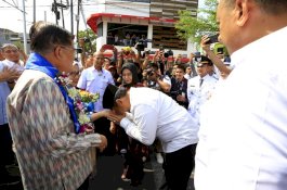 Iqbal Suhaeb Kenakan Baju Putih Sambut JK yang Pulang Kampung, Warga Dapat Buroncong Gratis