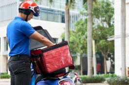 Pelanggan Tolak Pesanan Makanannya Karena yang Antar Muslim