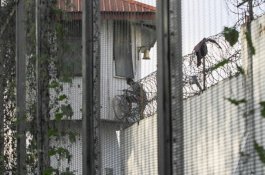 Nekat Temui Mantan Pacar dalam Penjara, Pemuda Ini Dievakuasi Petugas Pemadam Kebakaran