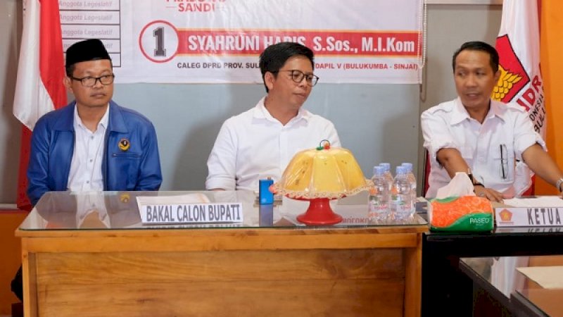 Tomy Satria Yulianto saat mendaftar di DPC Gerindra Bulukumba, Sabtu (26/10/2019).