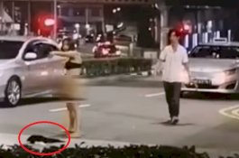 Bertengkar Dengan Supir Taksi, Wanita ini Lepas Pakaian di Tengah Jalan