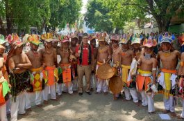 Cambuk Warga Manggarai, Danny Pomanto Justru Dapat Tepuk Tangan Meriah