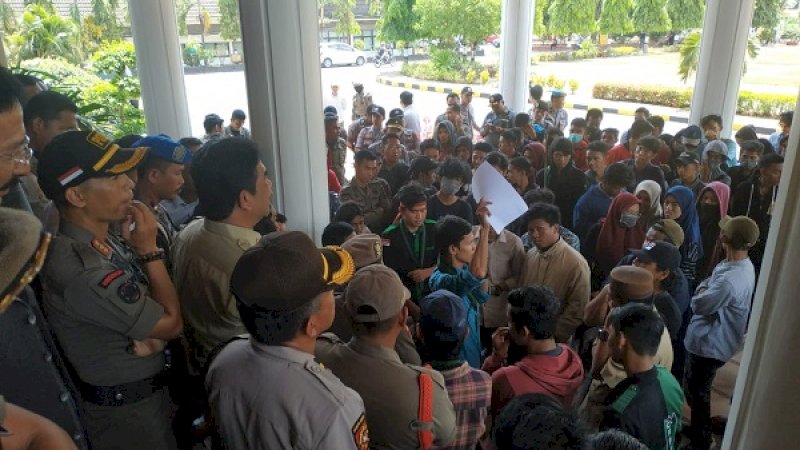 HMI cabang Bone menggelar aksi di Kantor Pemkab Bone.