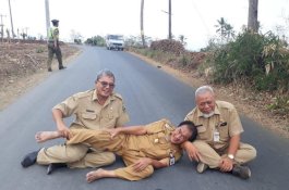 Viral! Bupati Banjarnegara Bergaji Rp6 Juta Tiduran di Pangkuan Staf di Atas Aspal